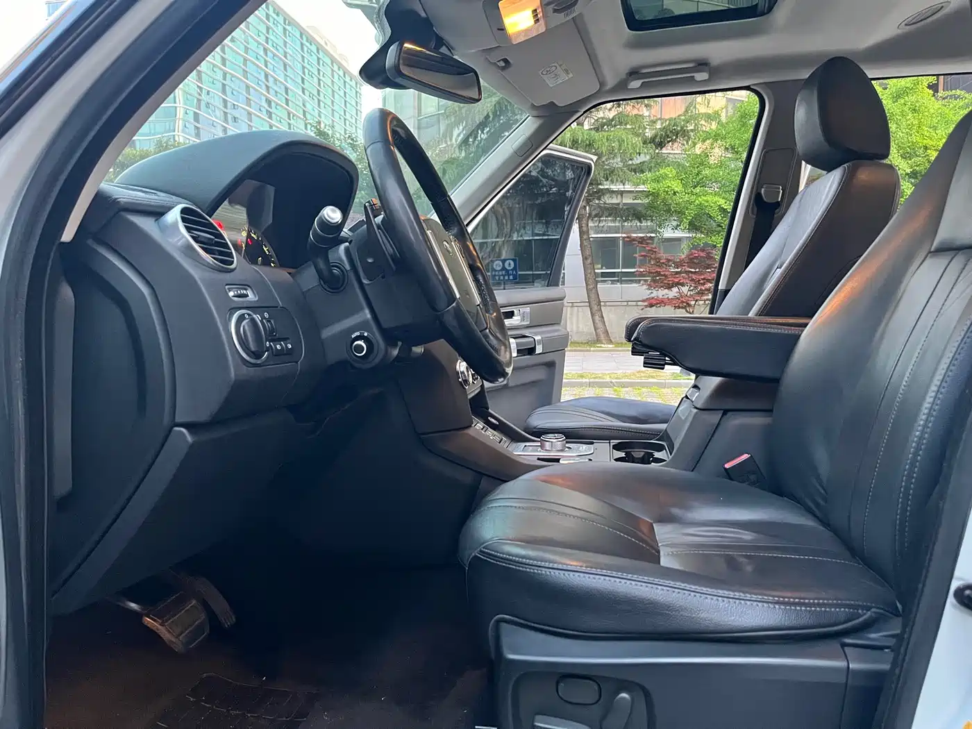 Land Rover Discovery 2015 3.0 SDV6 HSE Diesel фото 4
