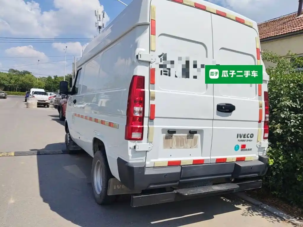 Iveco Daily 2024 2023 2.8T V35 Van Short Wheelbase Medium Roof Dual Tire Sliding Door 2-3 Seats