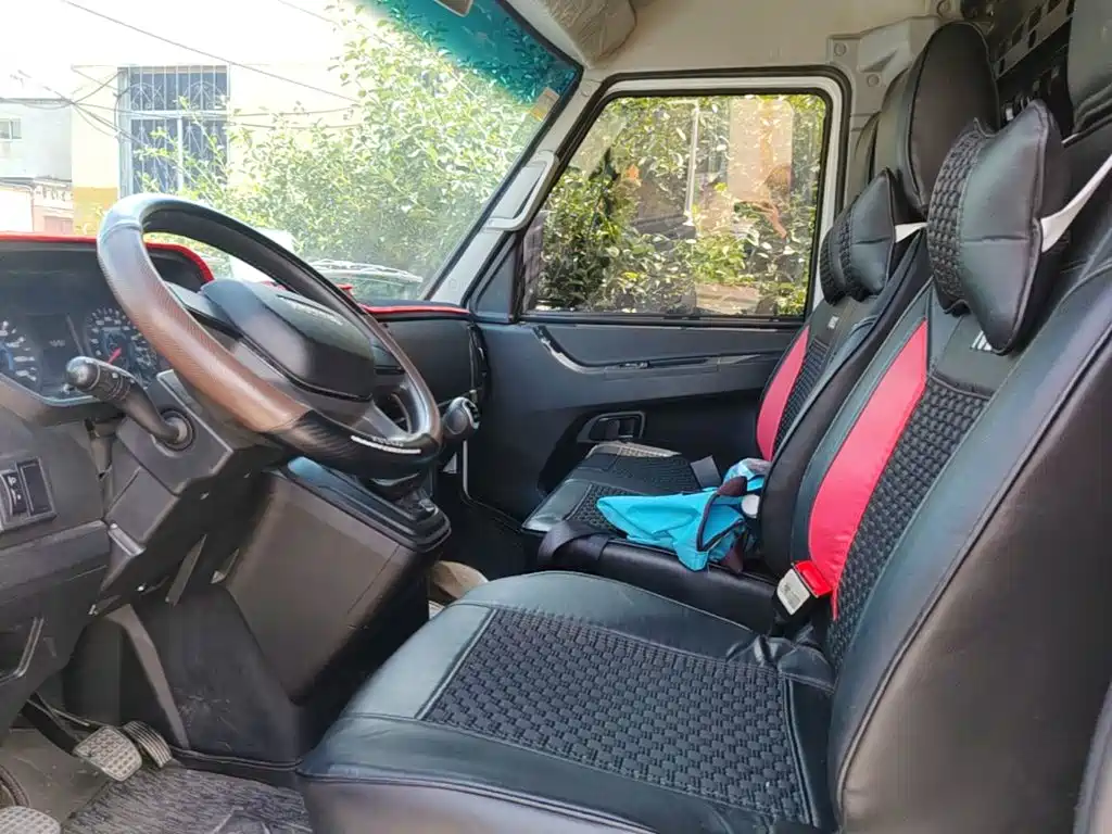 Iveco Daily 2024 2023 2.8T V35 Van Short Wheelbase Medium Roof Dual Tire Sliding Door 2-3 Seats
