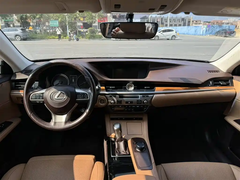 Фото 6 - Lexus ES