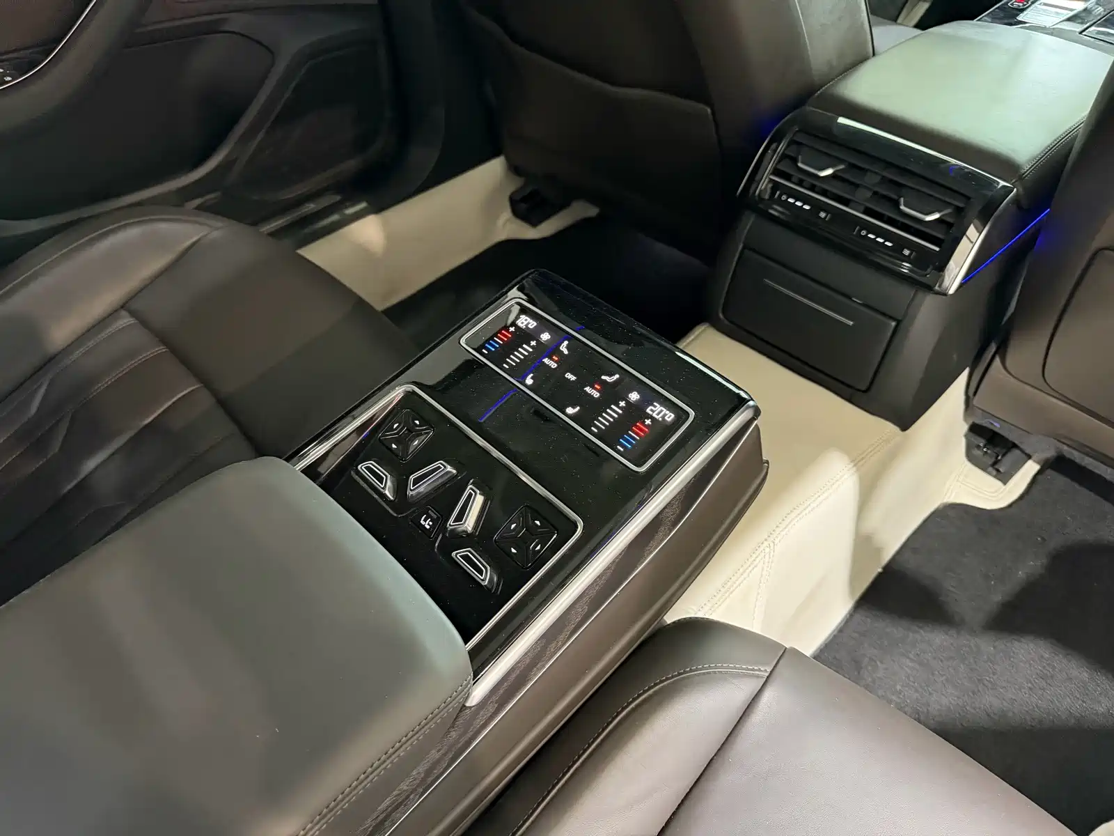 Фото 9 - Audi A8