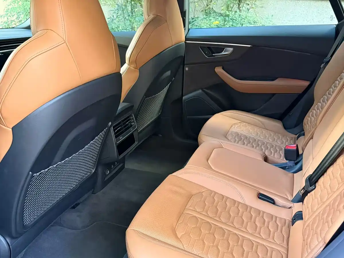 Photo 3 - Audi RS Q8