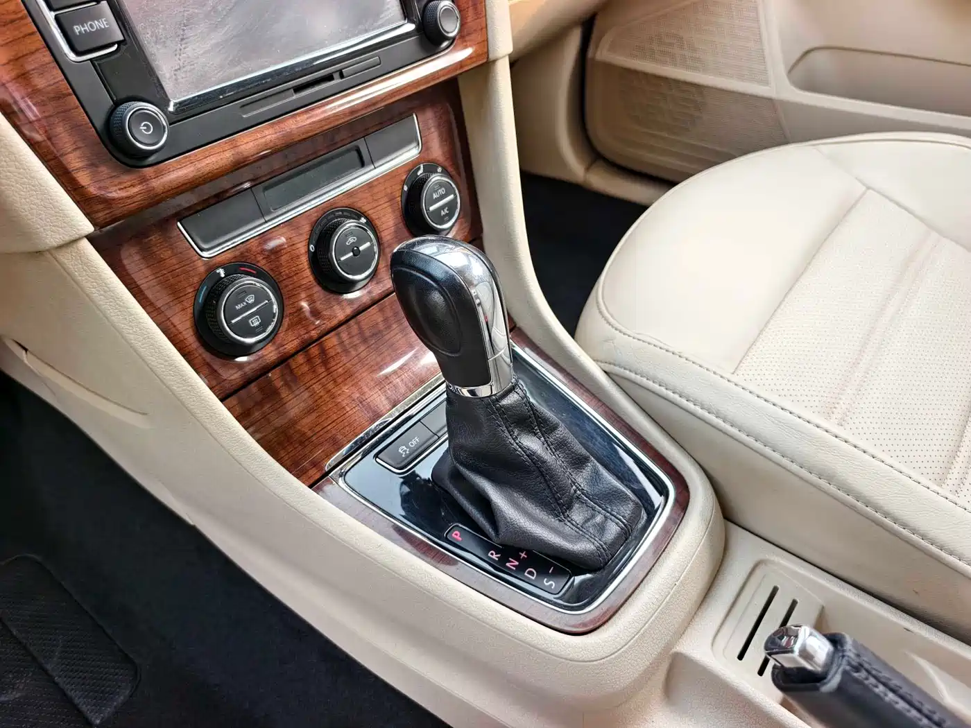 Volkswagen Lavida 2013 1.6L Automatic Luxury Edition фото 5