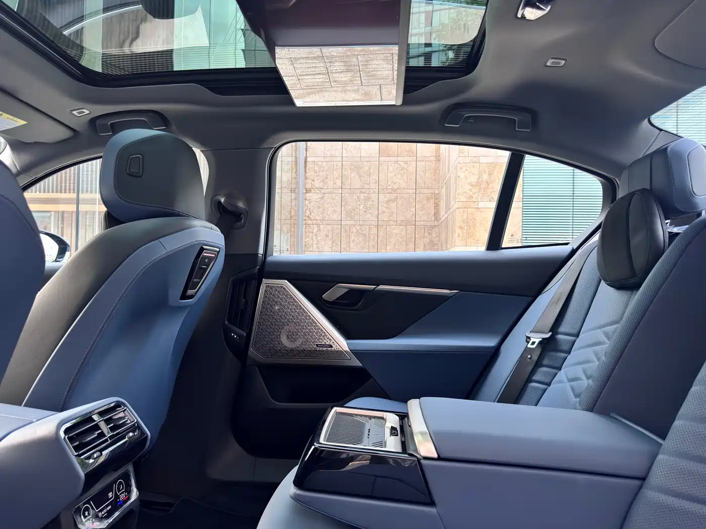 BMW 5 Series 2025 530Li Premium M Sport Package фото 26