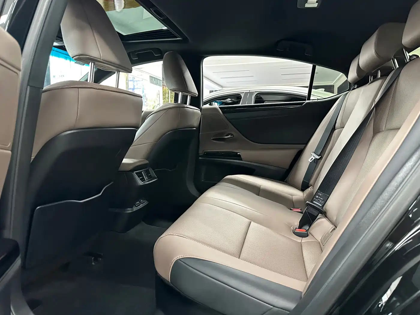 Lexus ES 2022 300h Ultimate Edition фото 11