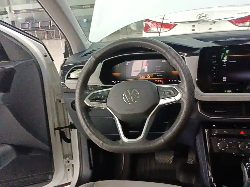 صورة 11 - Volkswagen Tharu