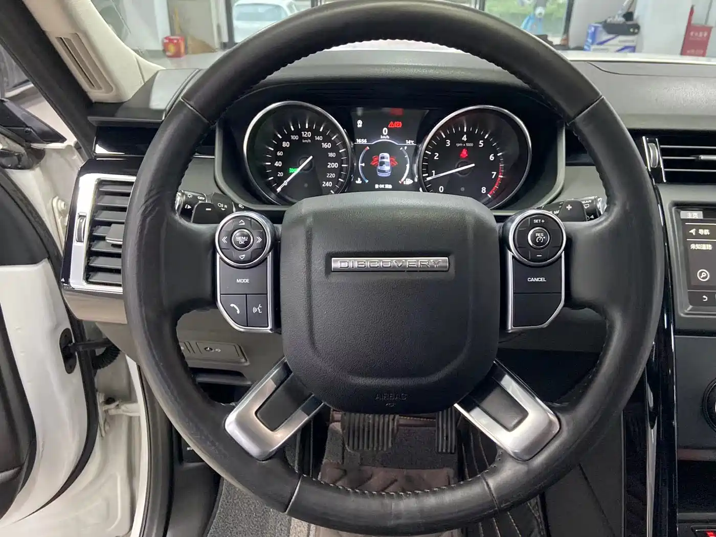 Land Rover Discovery 2018 2.0T SE фото 12