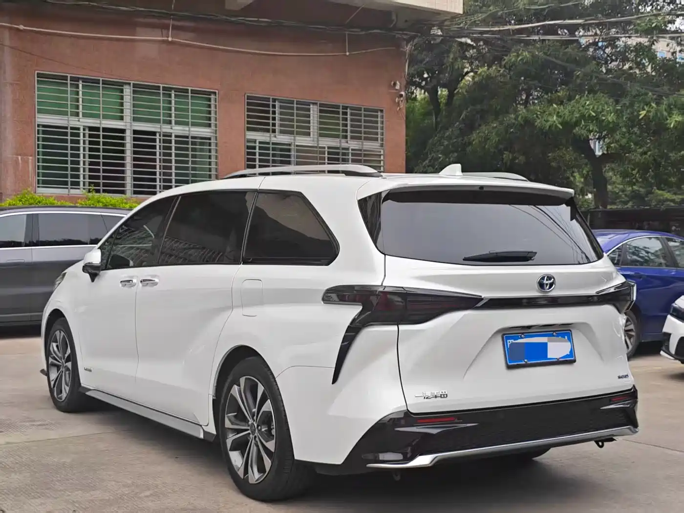 Toyota Granvia 2023 2.5L Hybrid Prestige PLUS Edition фото 3
