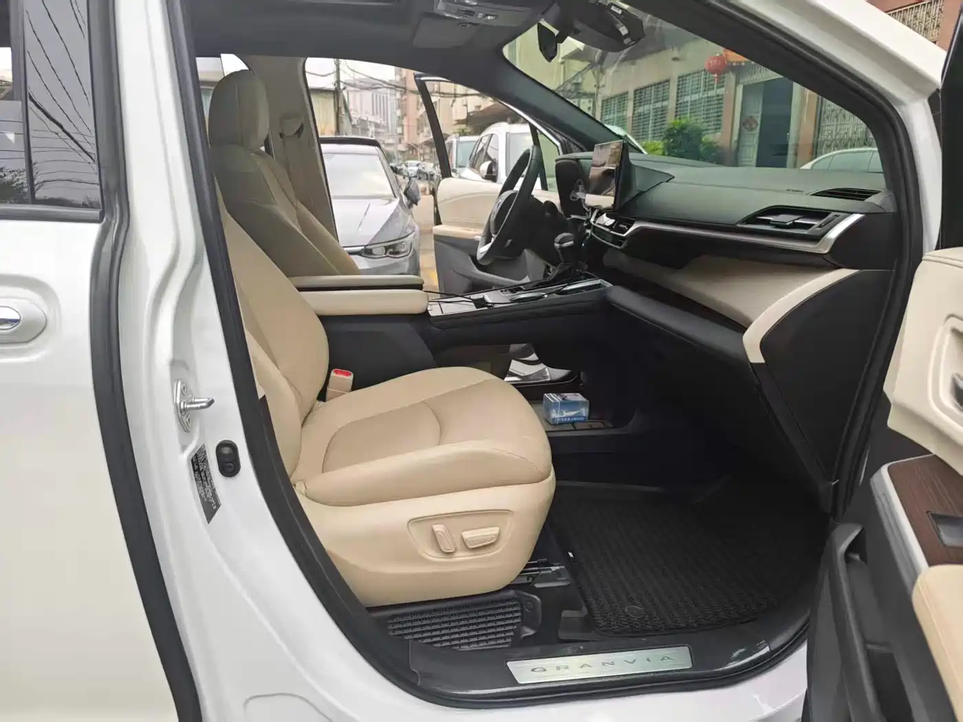 Toyota Granvia 2023 2.5L Hybrid Prestige PLUS Edition фото 14