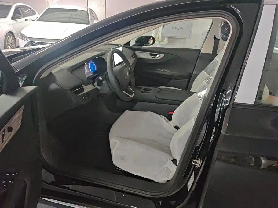 Hongqi E-QM5 2026 2025 Model 500km Travel Edition
