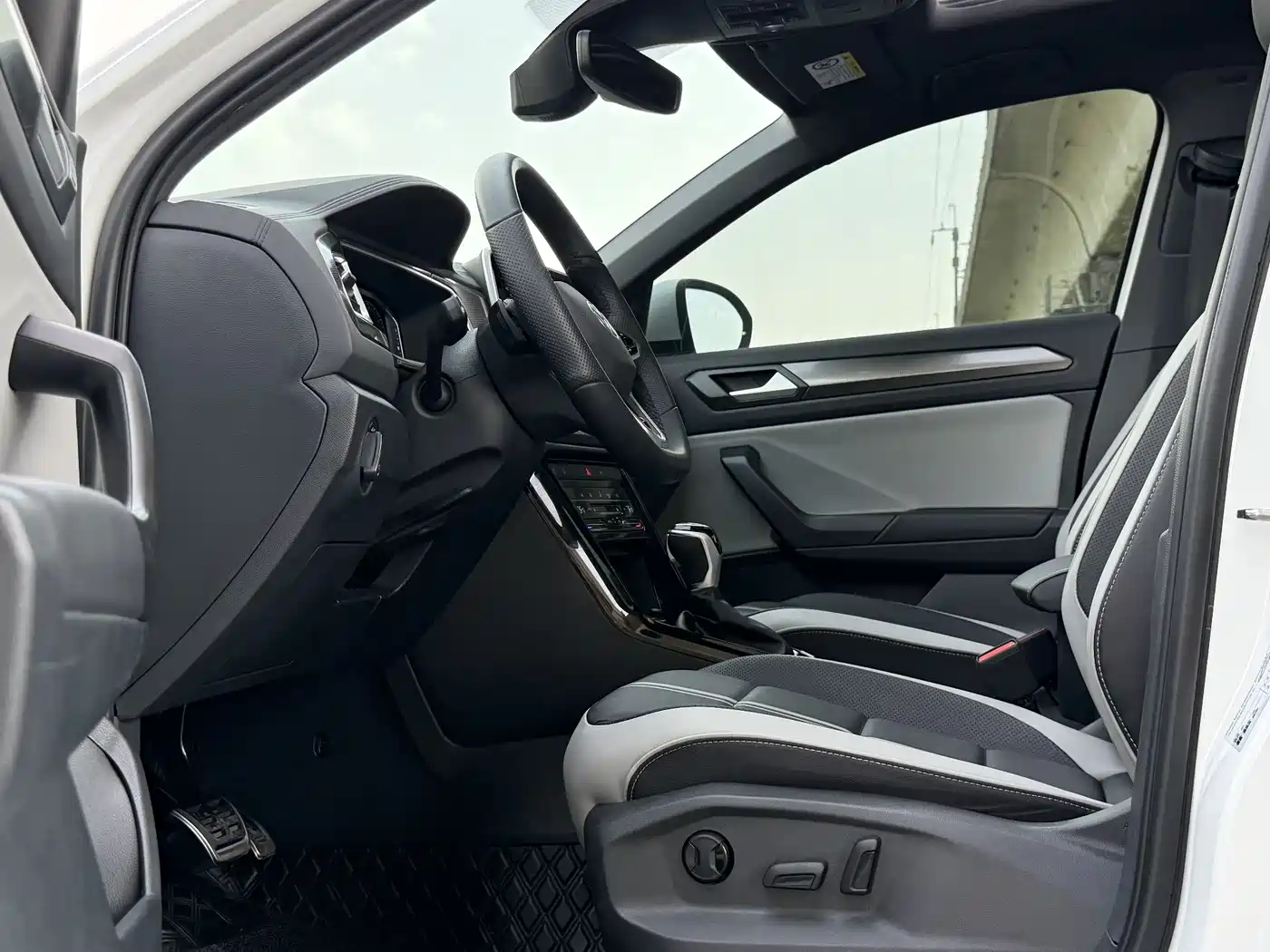 Volkswagen T-ROC 2024 300TSI DSG 2WD Morning Light Edition фото 6