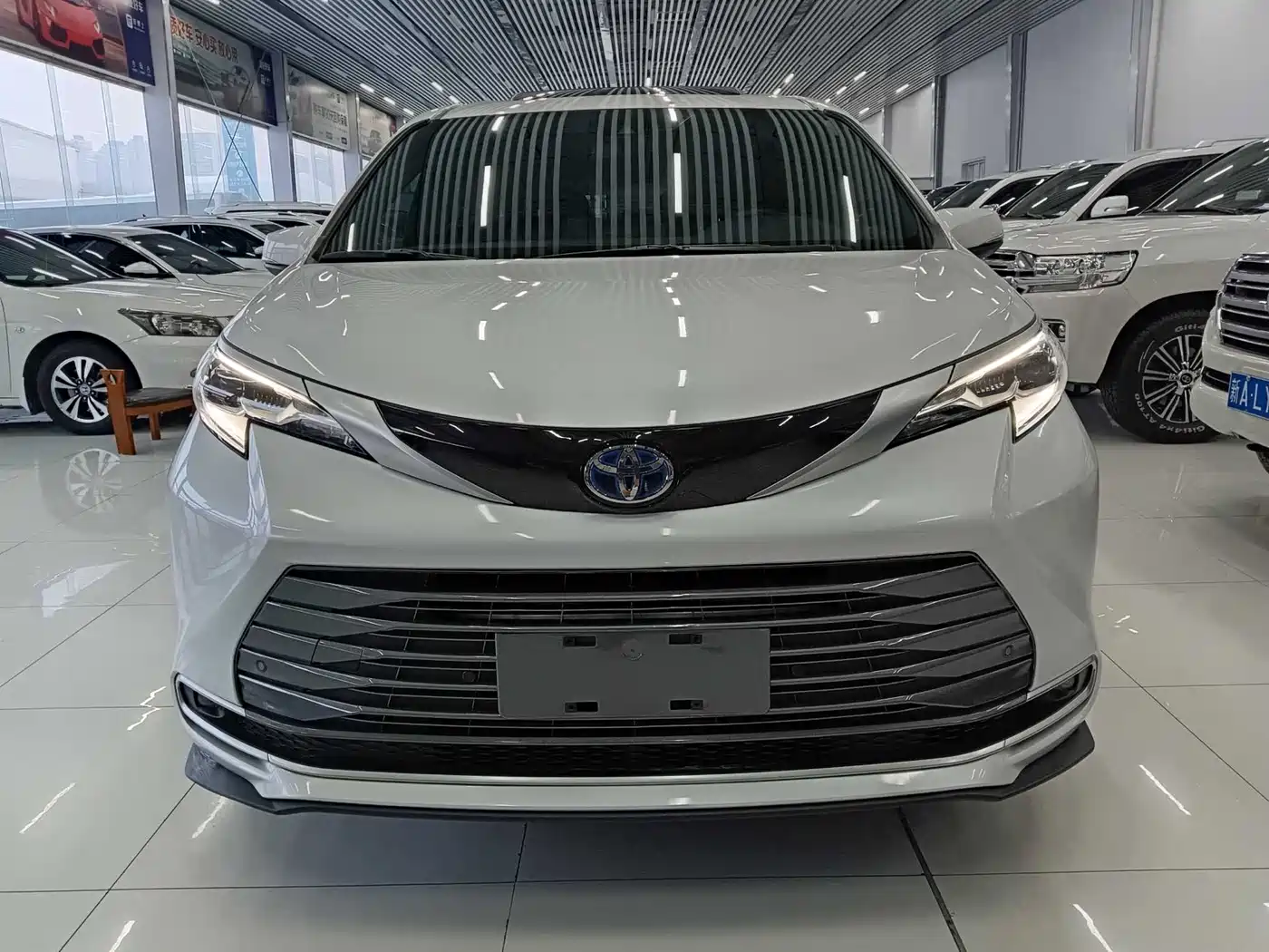 Toyota Sienna 2023 2.5L Hybrid Premium Edition фото 2