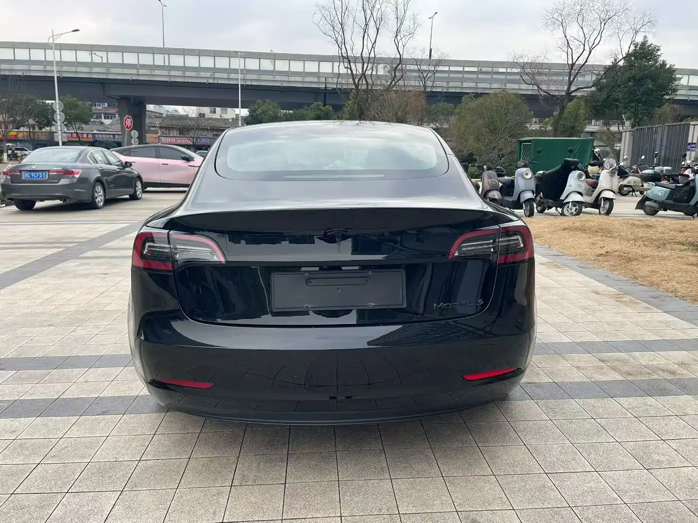 TESLA MODEL 3
