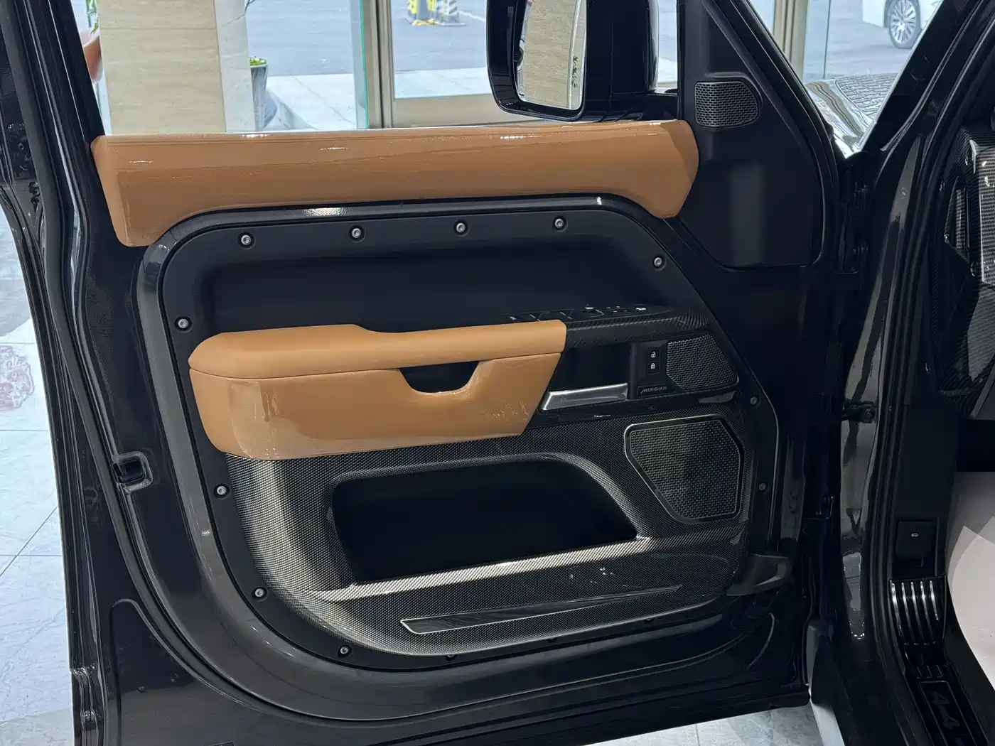 Land Rover Defender 2023 Model 110 3.0T P400 Dark Special Edition фото 6