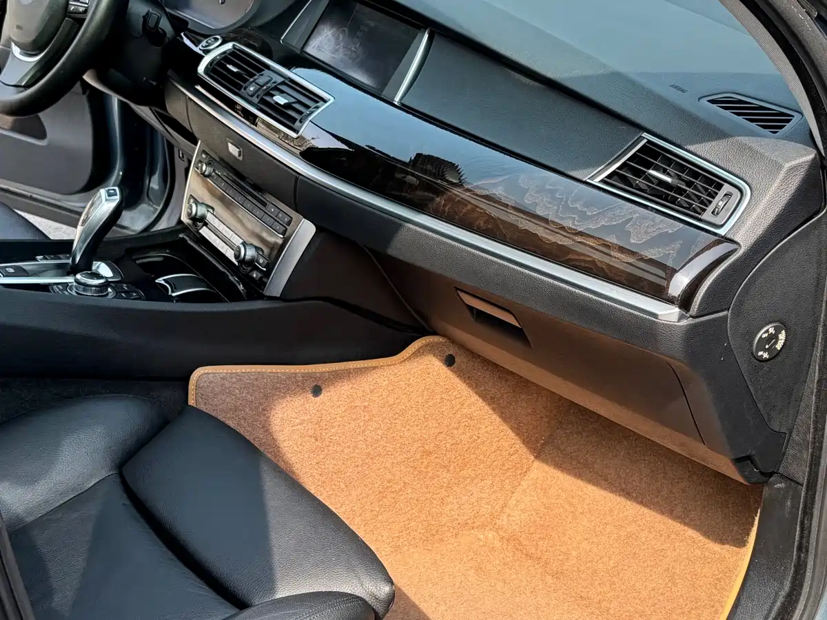 BMW 5 Series GT 2011 535i xDrive Luxury Model фото 15