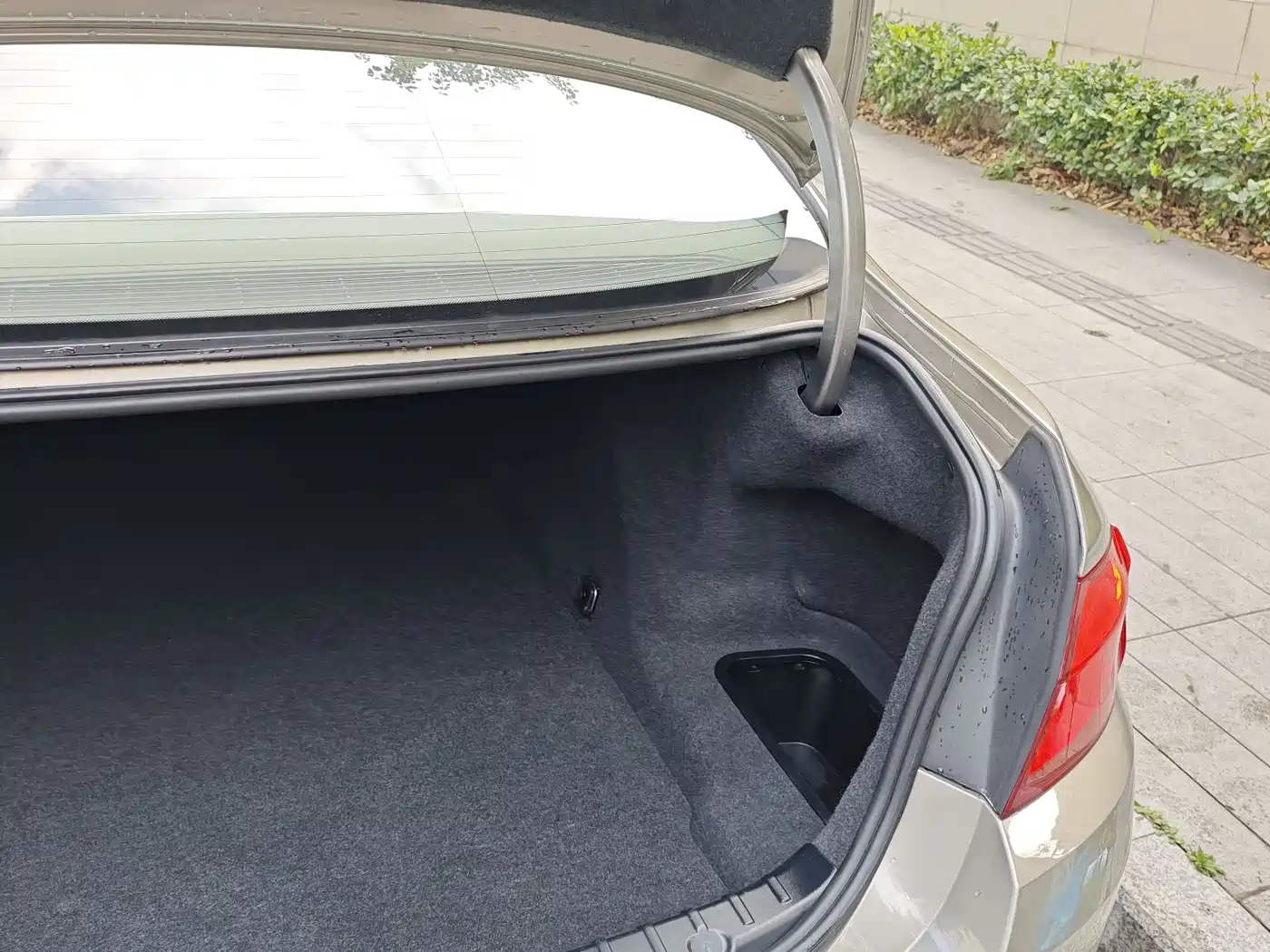 BMW 5 Series 2011 535Li Leading фото 25