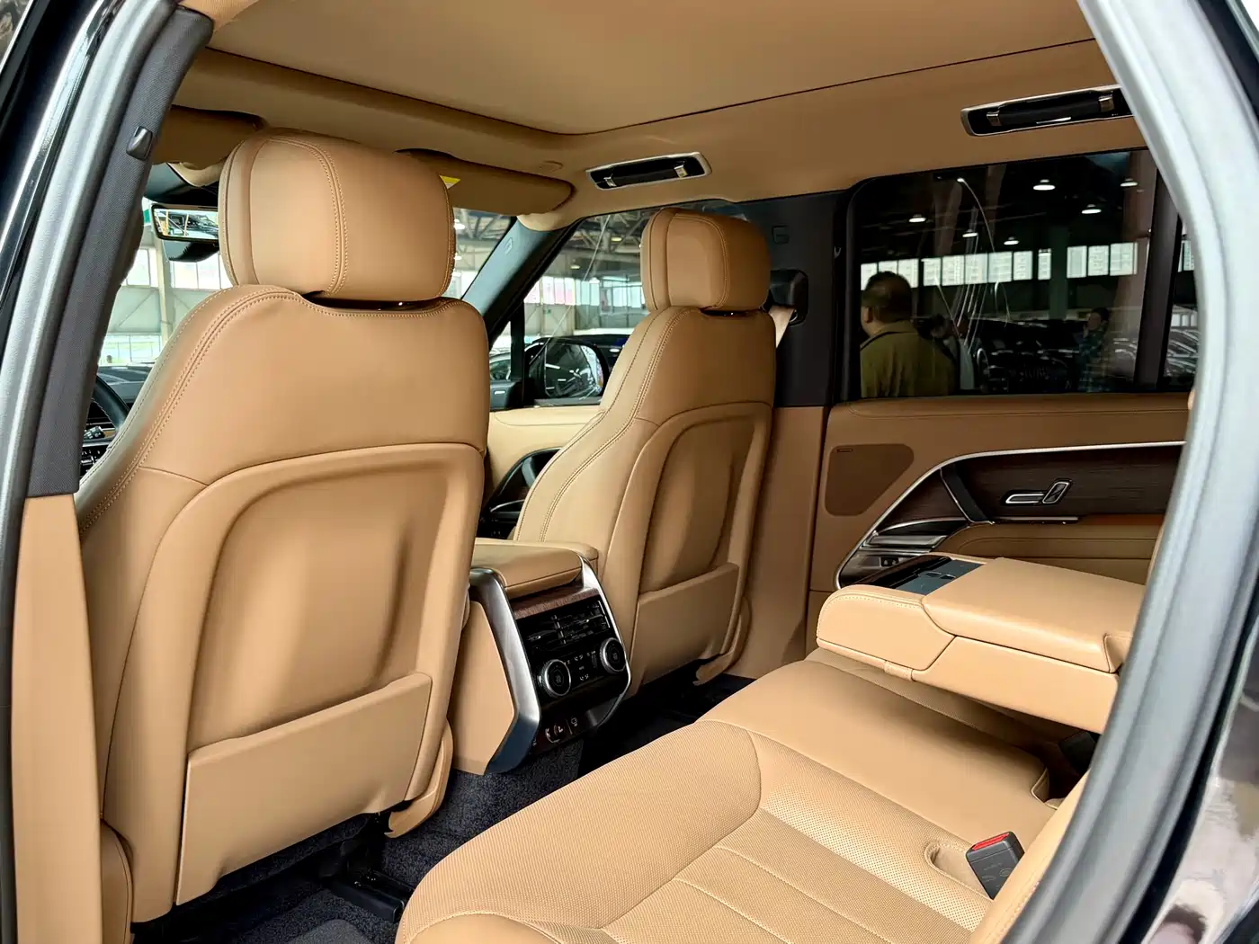 Land Rover Range Rover 2023 3.0 L6 360PS Golden Age Edition фото 25