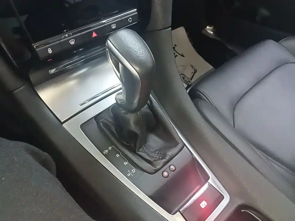 DS 5LS 2018 2018 30THP Premium Edition