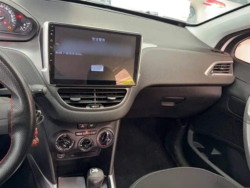 Peugeot 2008 2014 1.6L Automatic Trend Edition фото 8