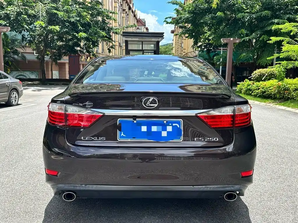 Фото 5 - Lexus ES