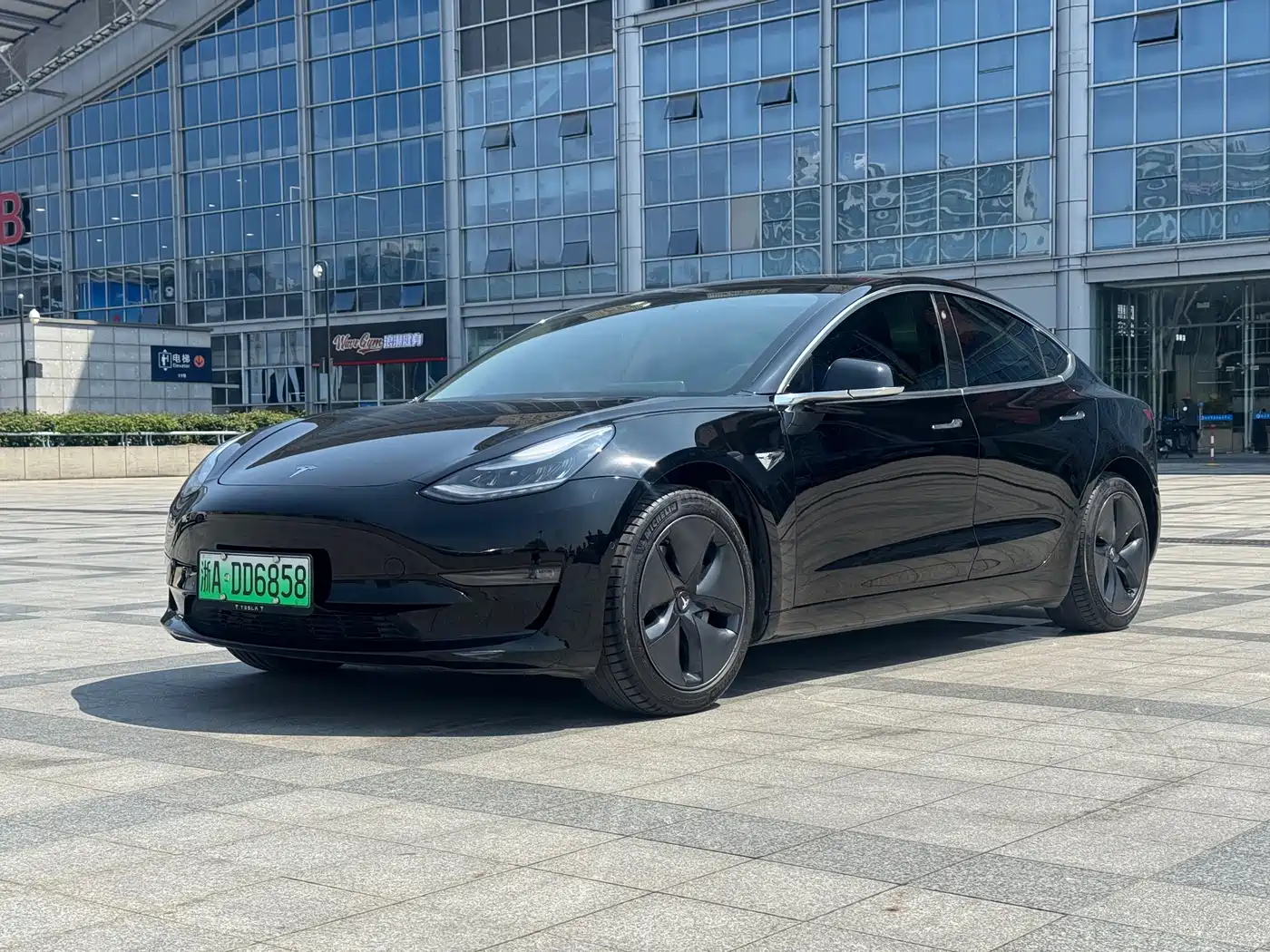 TESLA MODEL 3