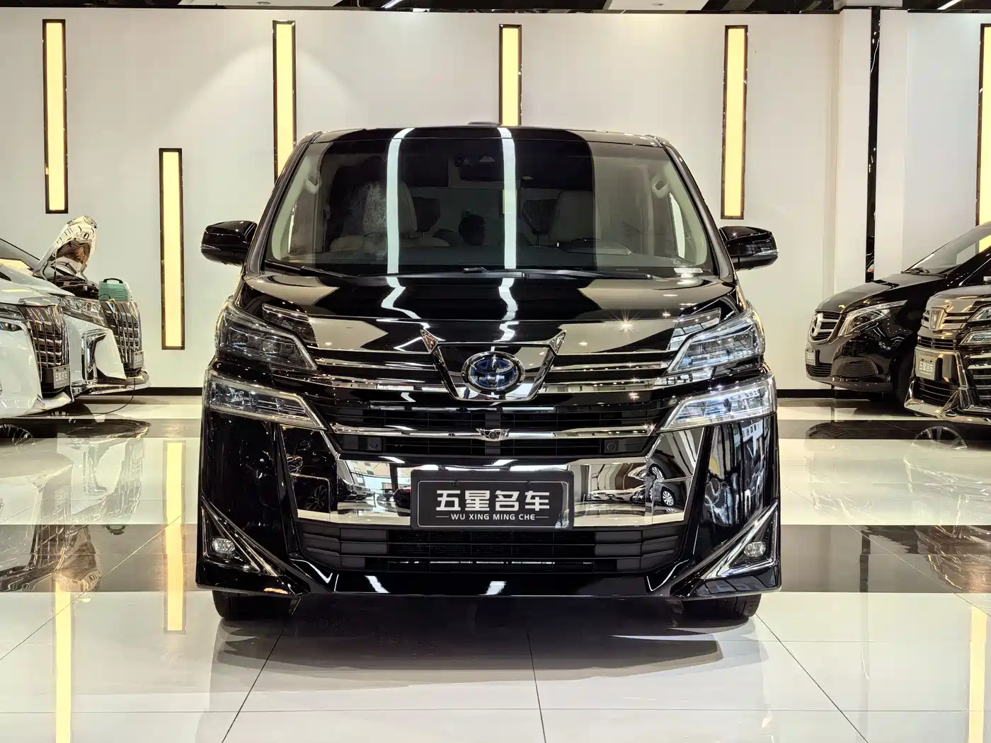 Toyota Vellfire 2020 Twin Engine 2.5L HV Premium Edition фото 2