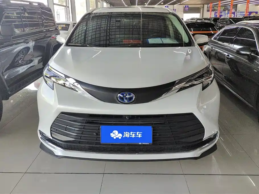 Toyota Sienna 2024 2.5L Hybrid Comfort Edition фото 2