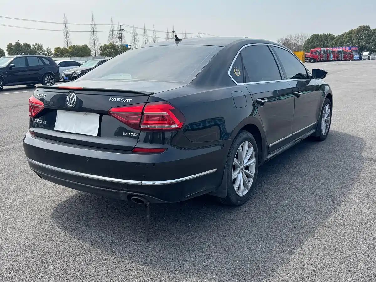 Volkswagen Passat 2017 330TSI DSG Prestige фото 10