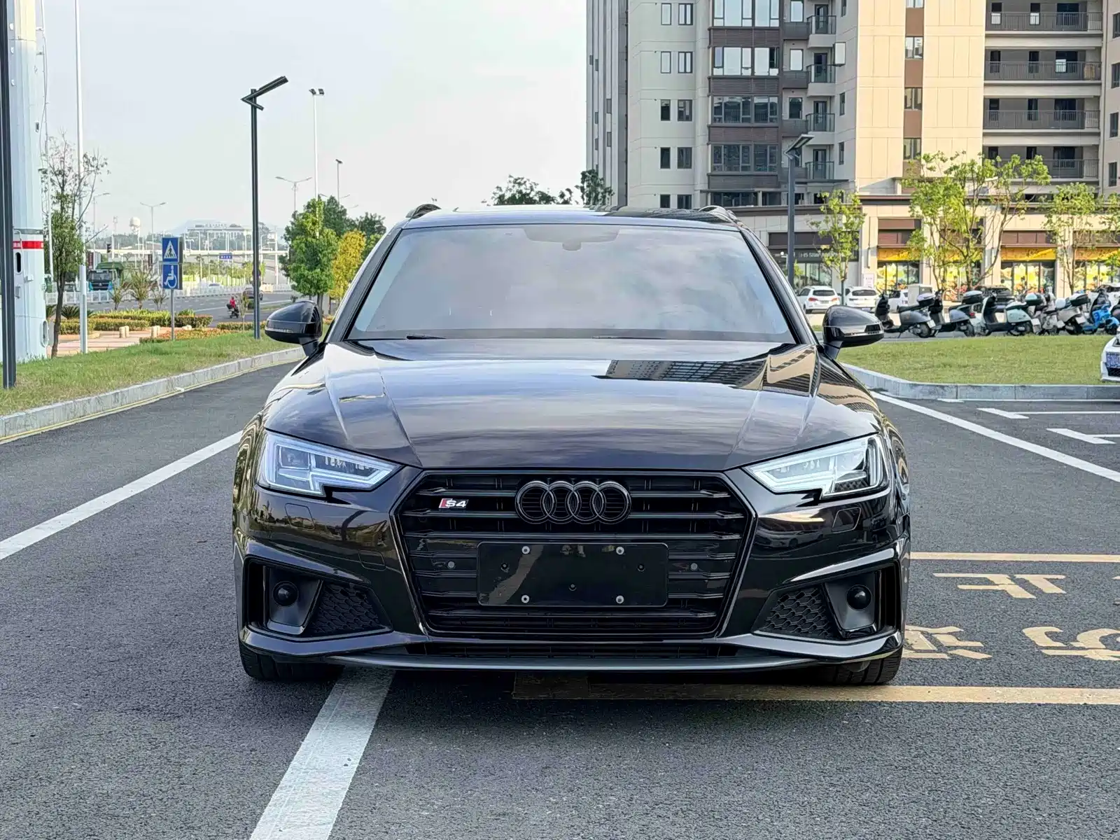 Photo 2 - Audi A4 (Import)