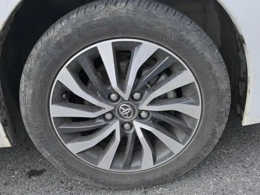 Toyota Corolla 2017 Facelift Hybrid 1.8L E-CVT Leading Edition фото 6