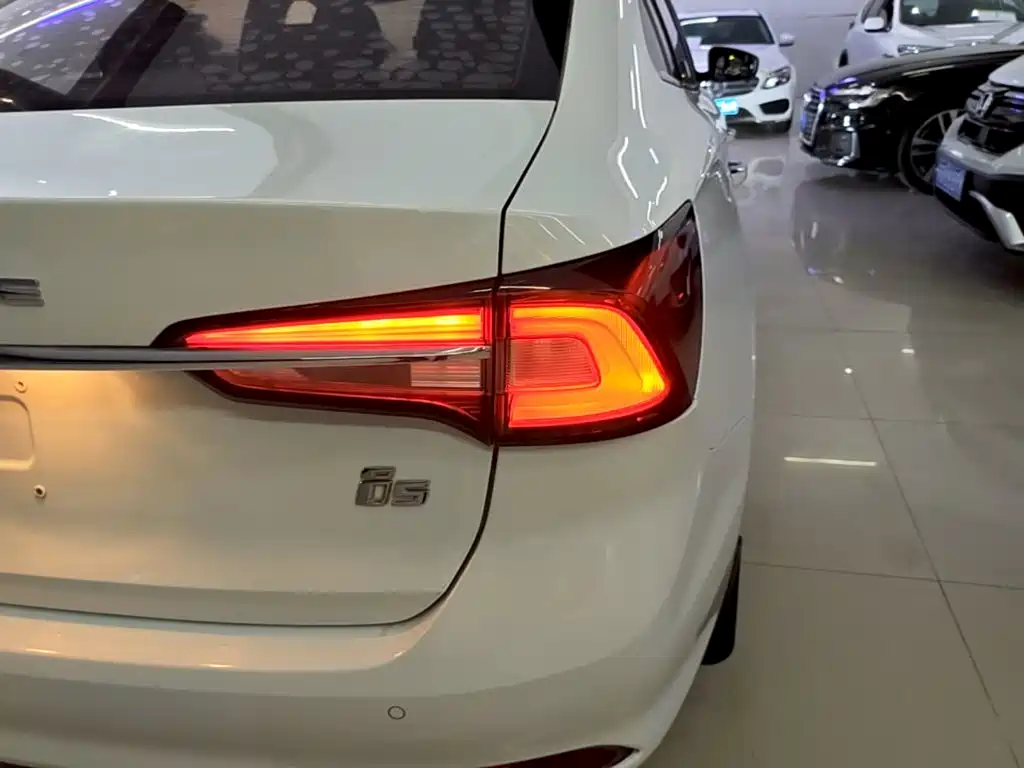 Фото 8 - Roewe i5