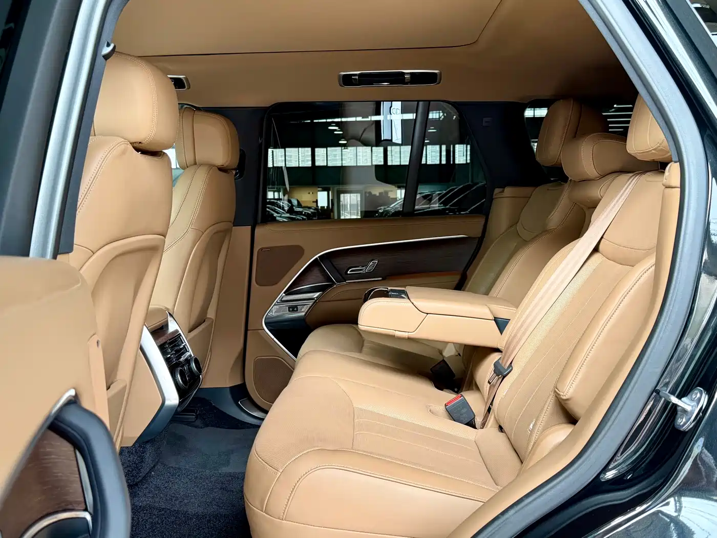 Land Rover Range Rover 2023 3.0 L6 360PS Golden Age Edition фото 26