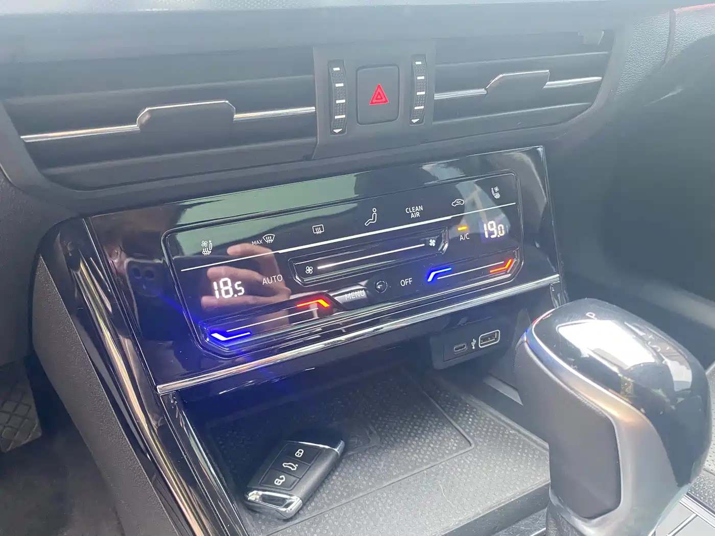 Volkswagen Passat 2022 330TSI Starlight Luxury Edition фото 12