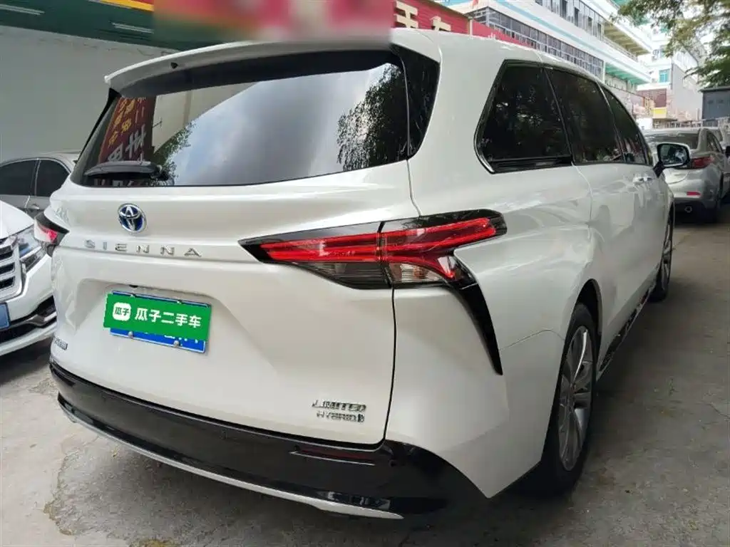 Toyota Sienna 2023 2.5L Hybrid Premium Edition фото 5