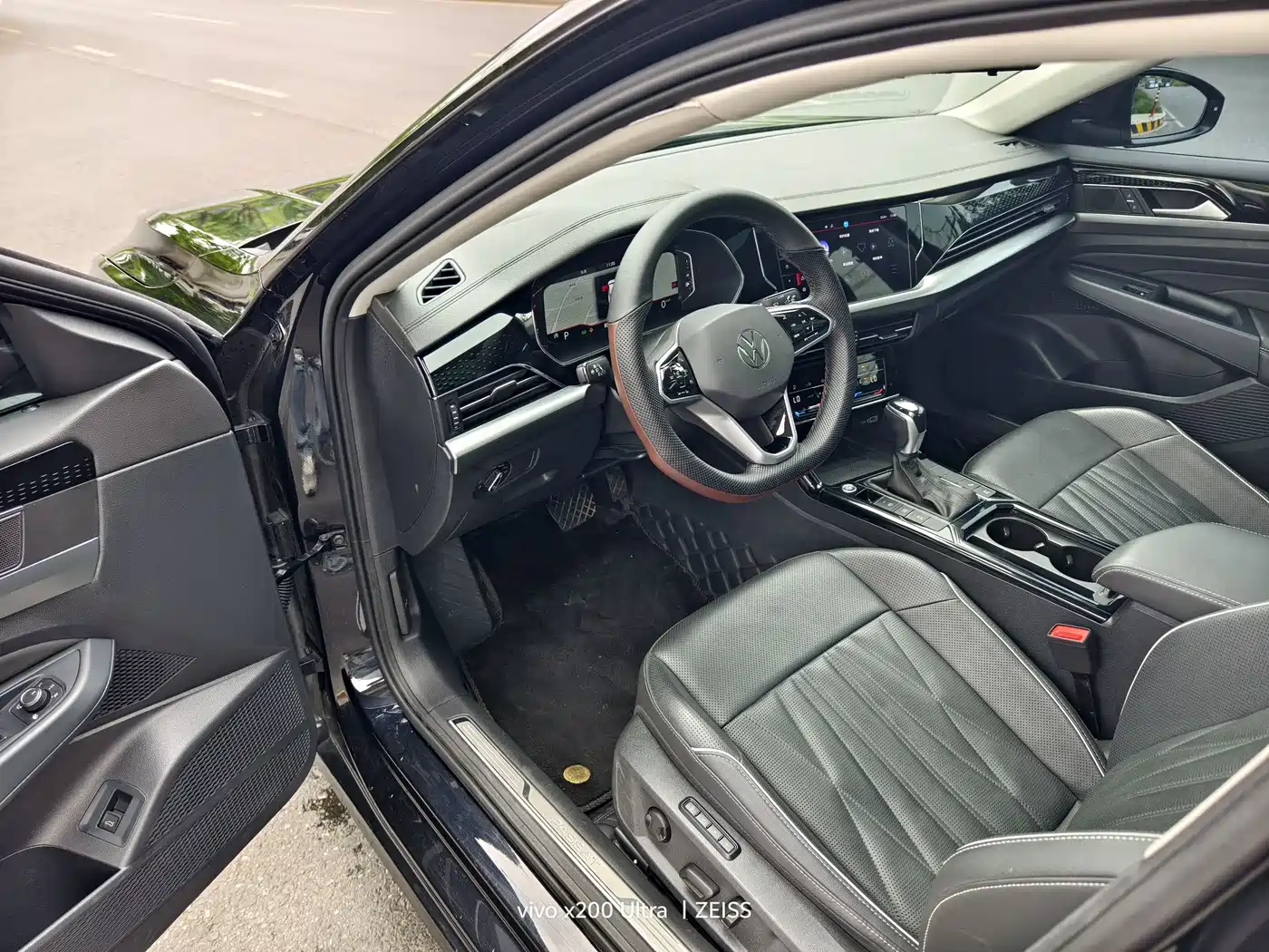 Volkswagen Passat 2023 330TSI Luxury Edition фото 4