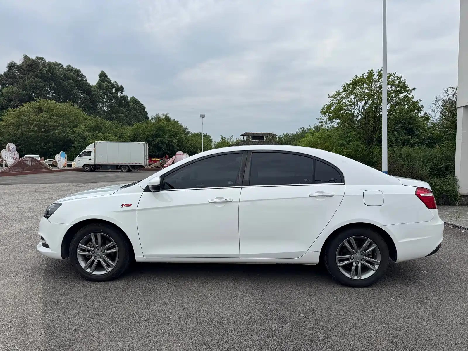 Фото 4 - Geely Emgrand