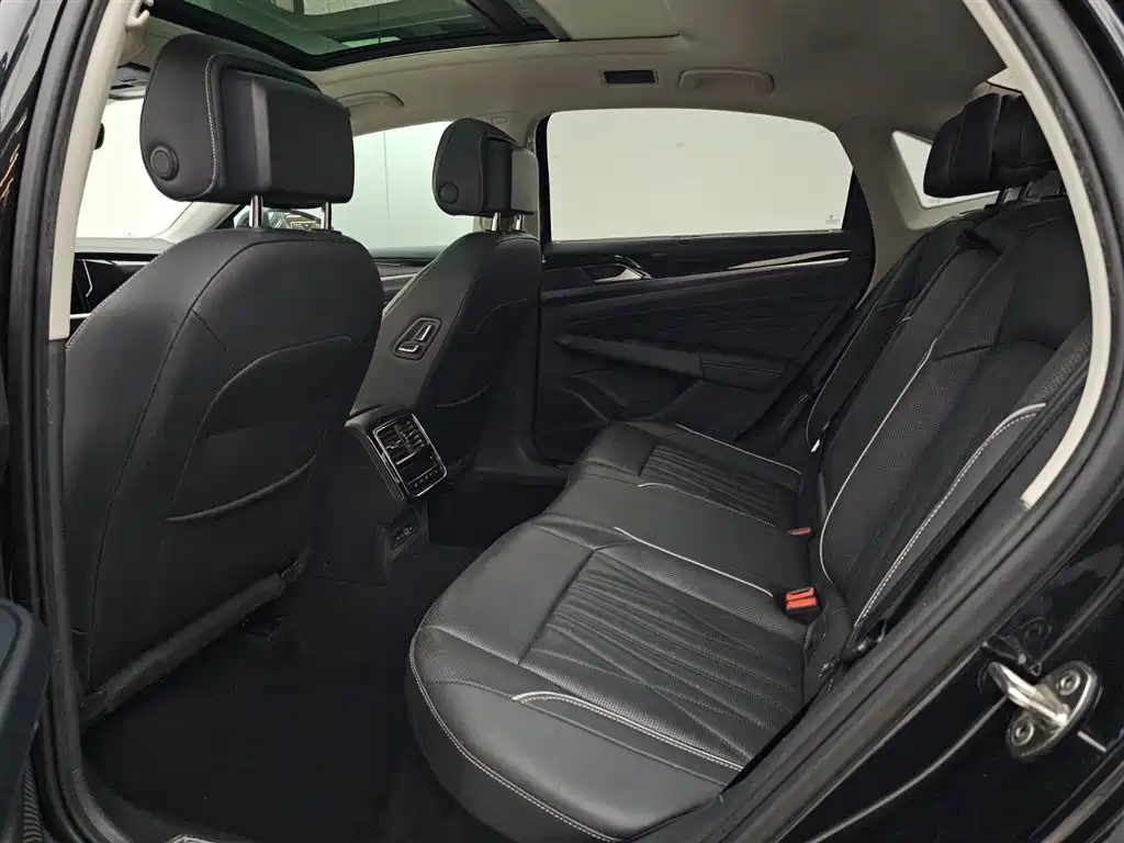 Volkswagen Passat 2022 330TSI Premium Edition фото 9