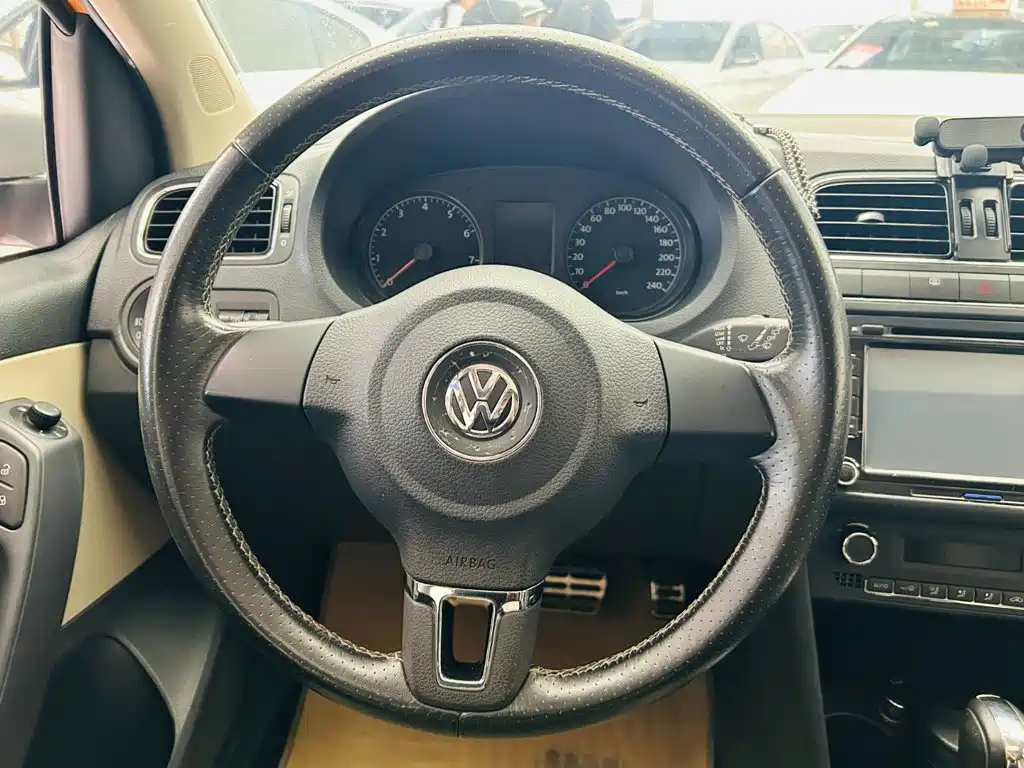 Volkswagen Polo 2014 2012 1.6L Cross Polo AT