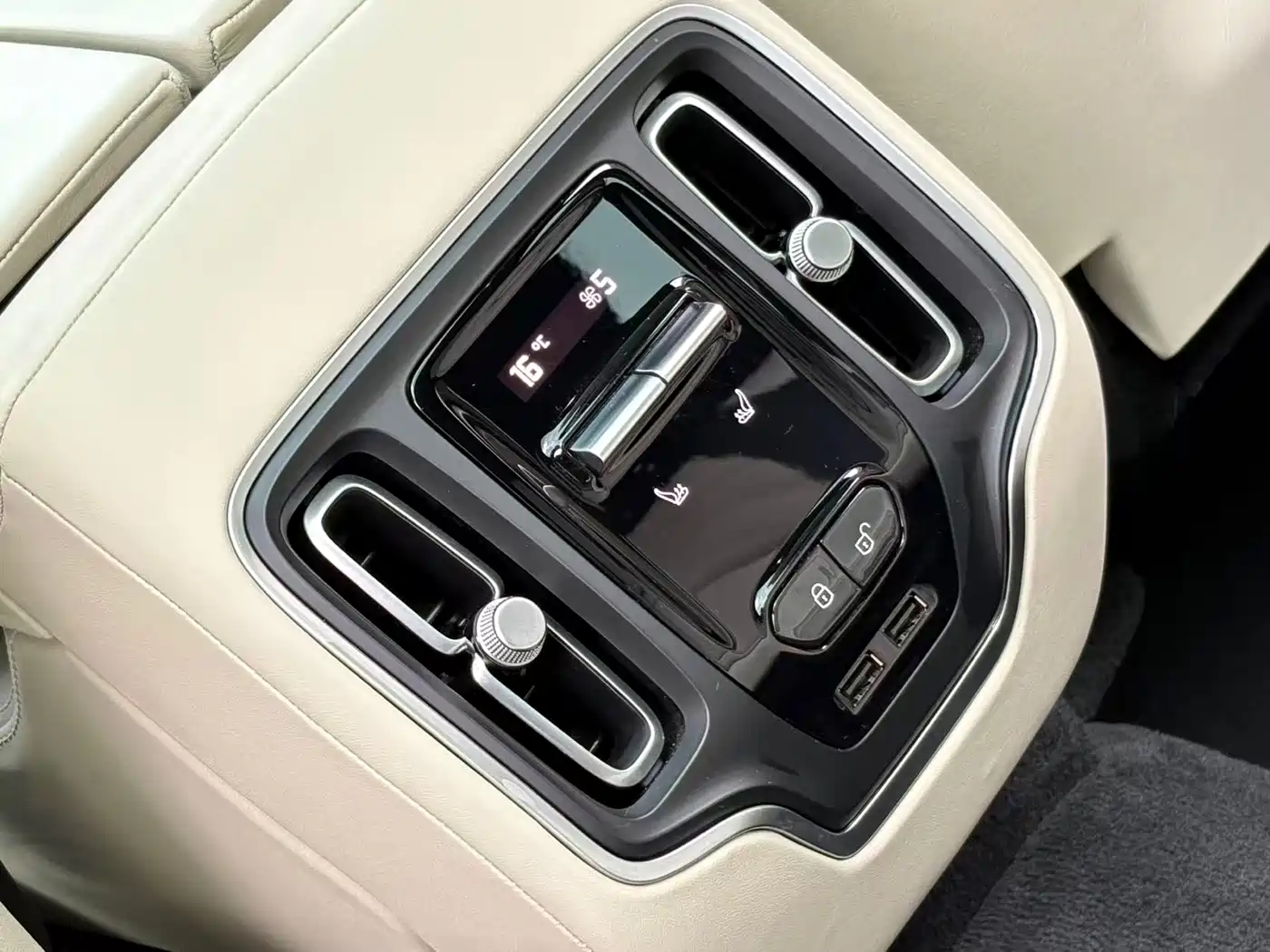 Photo 20 - Aston Martin DBX