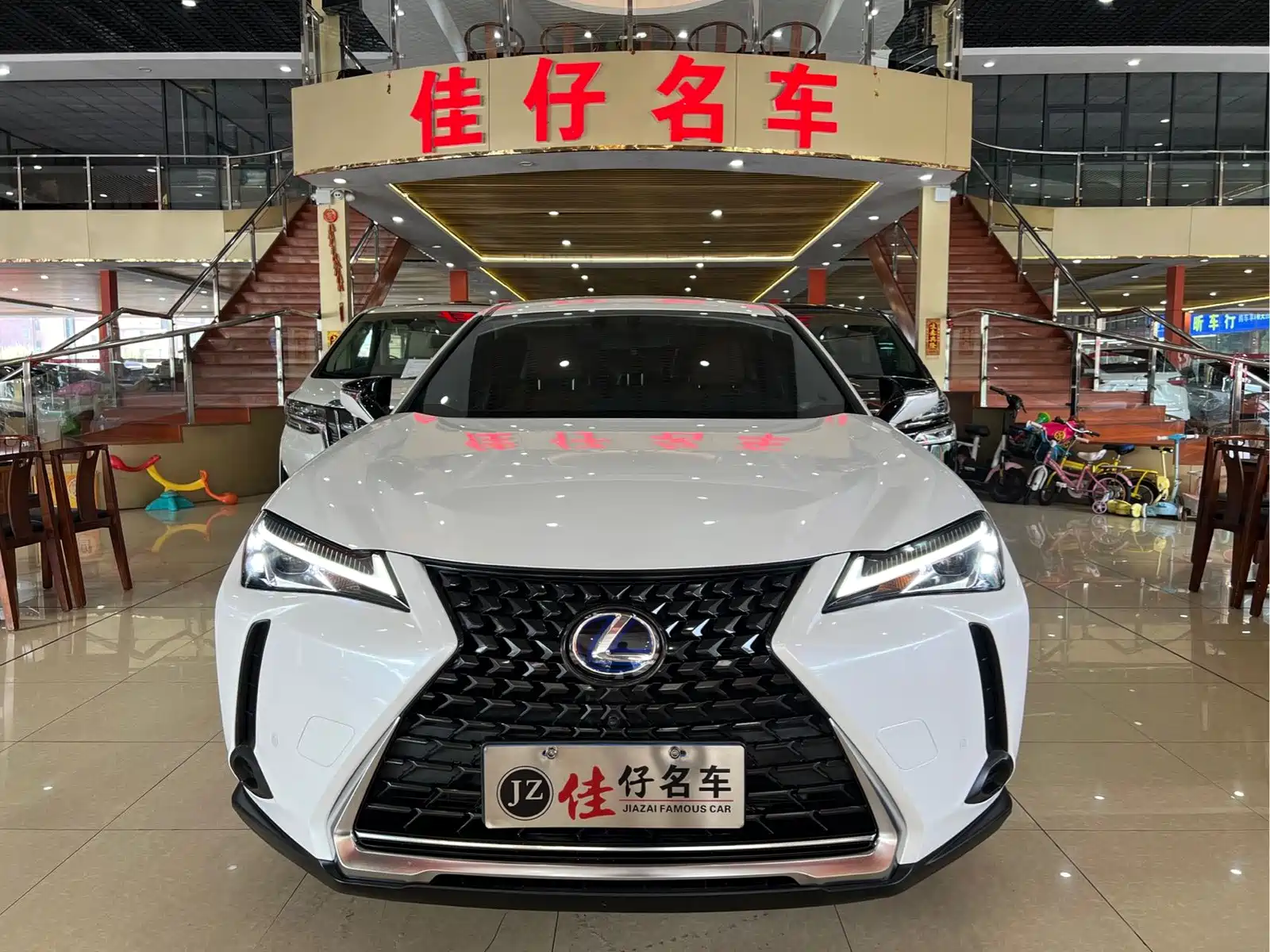 Фото 2 - Lexus UX