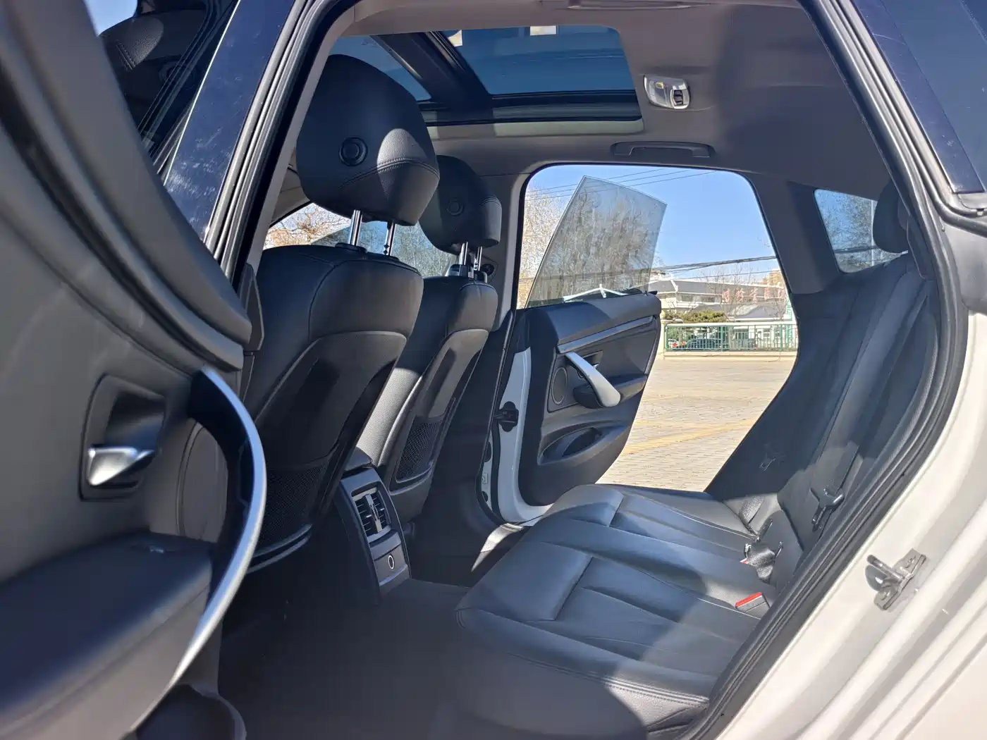 BMW 3 Series GT 2013 Model 320i Leading фото 9