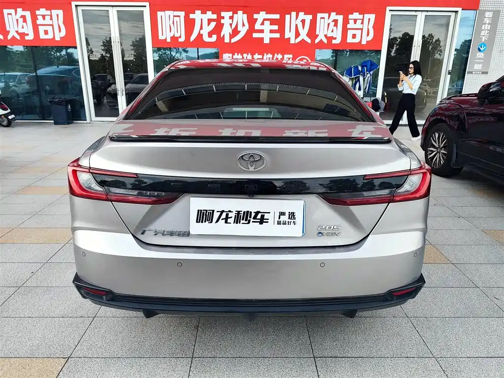 Фото 8 - Toyota Camry