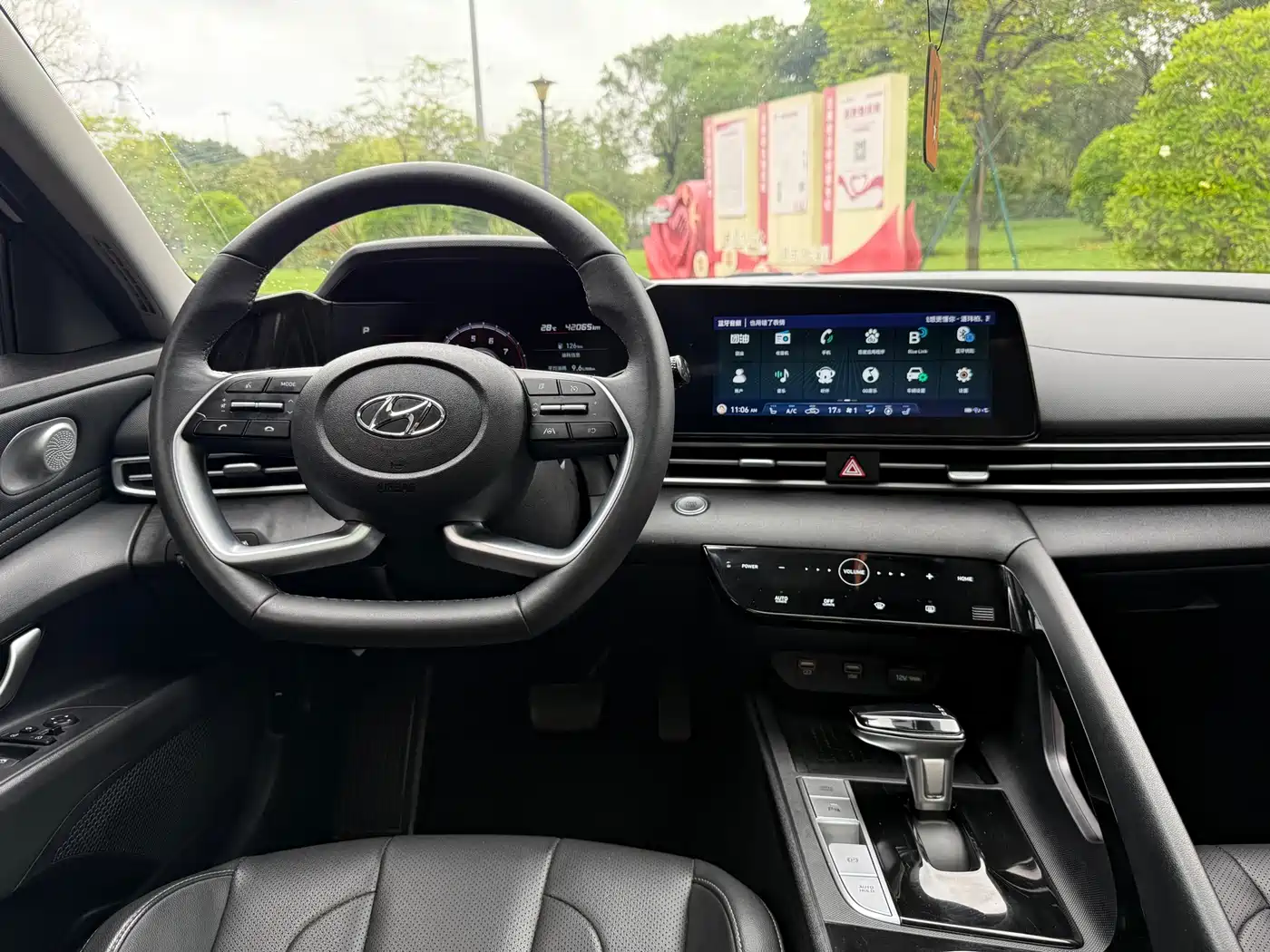 Hyundai Elantra 2022 1.5L CVT LUX Premium Edition фото 10