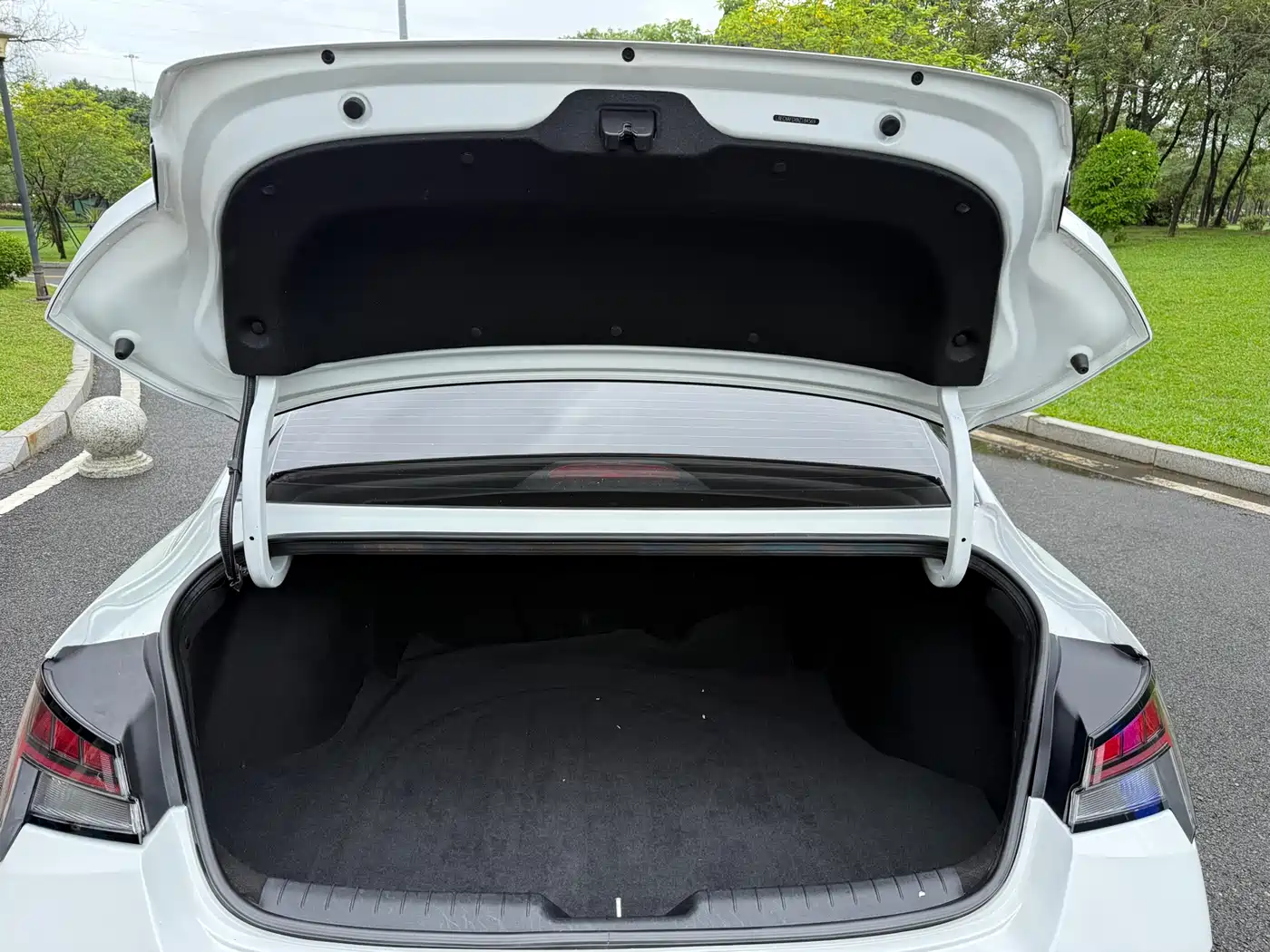 Hyundai Elantra 2022 1.5L CVT LUX Premium Edition фото 29