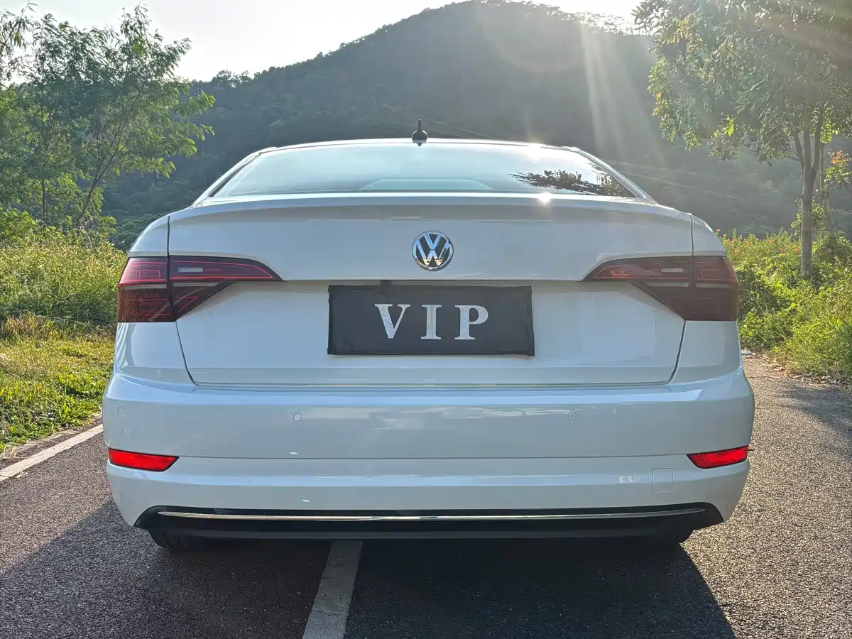 صورة 15 - Volkswagen Sagitar