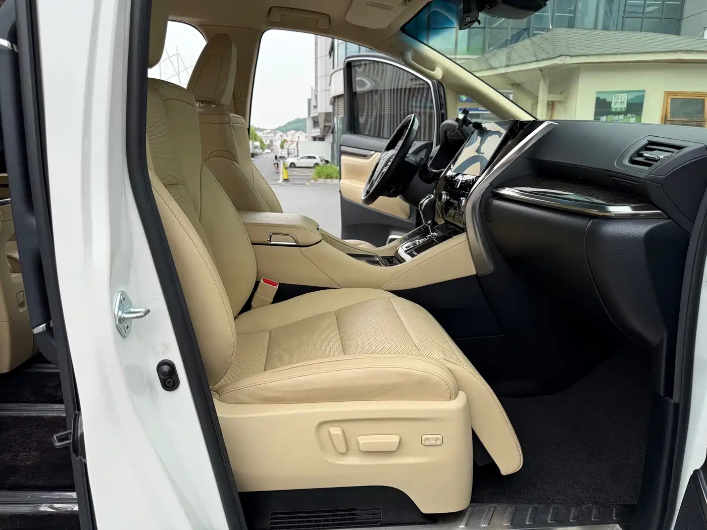 Toyota Alphard 2020 Hybrid 2.5L Premium Edition фото 13