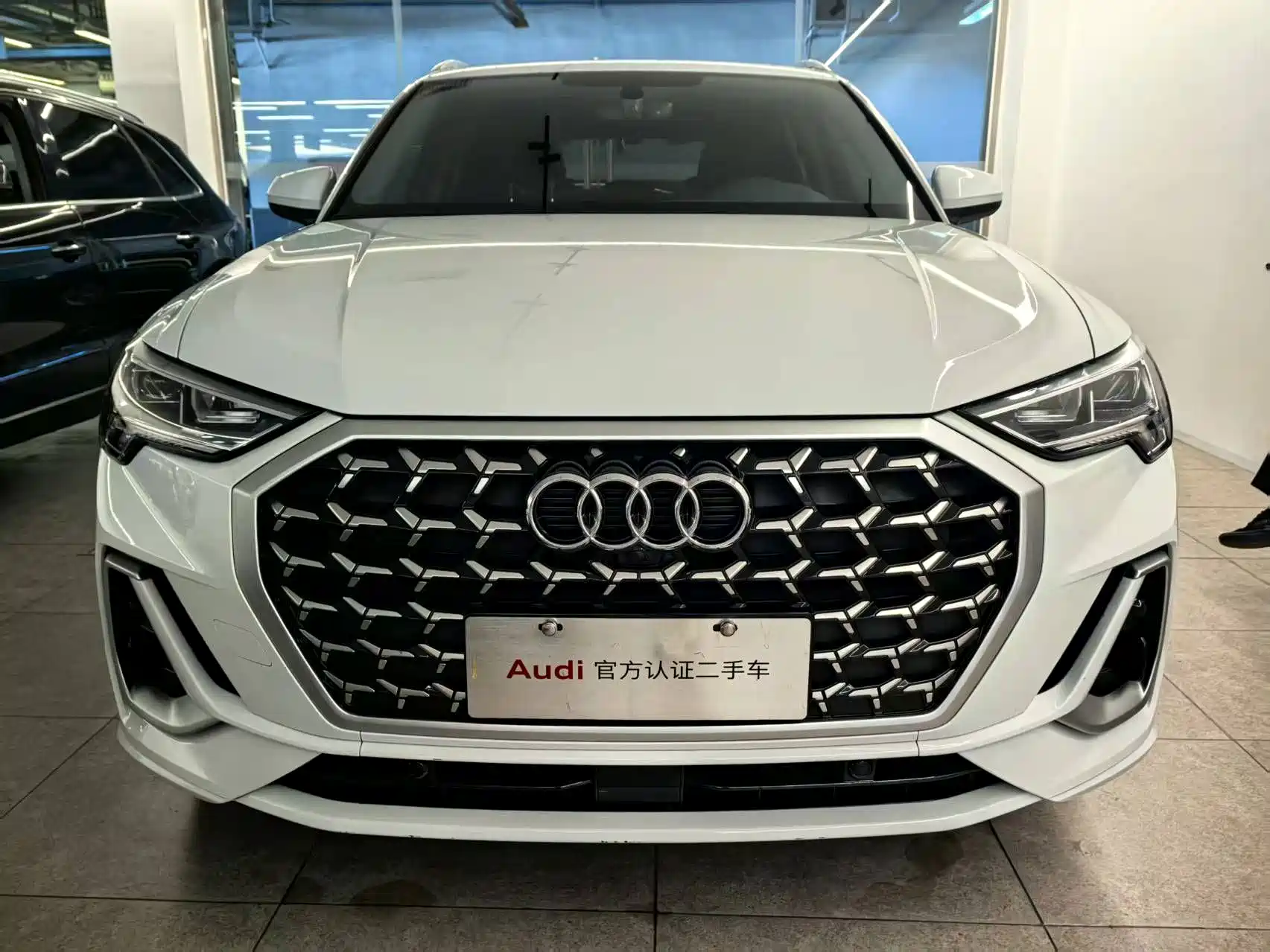 Photo 2 - Audi Q3