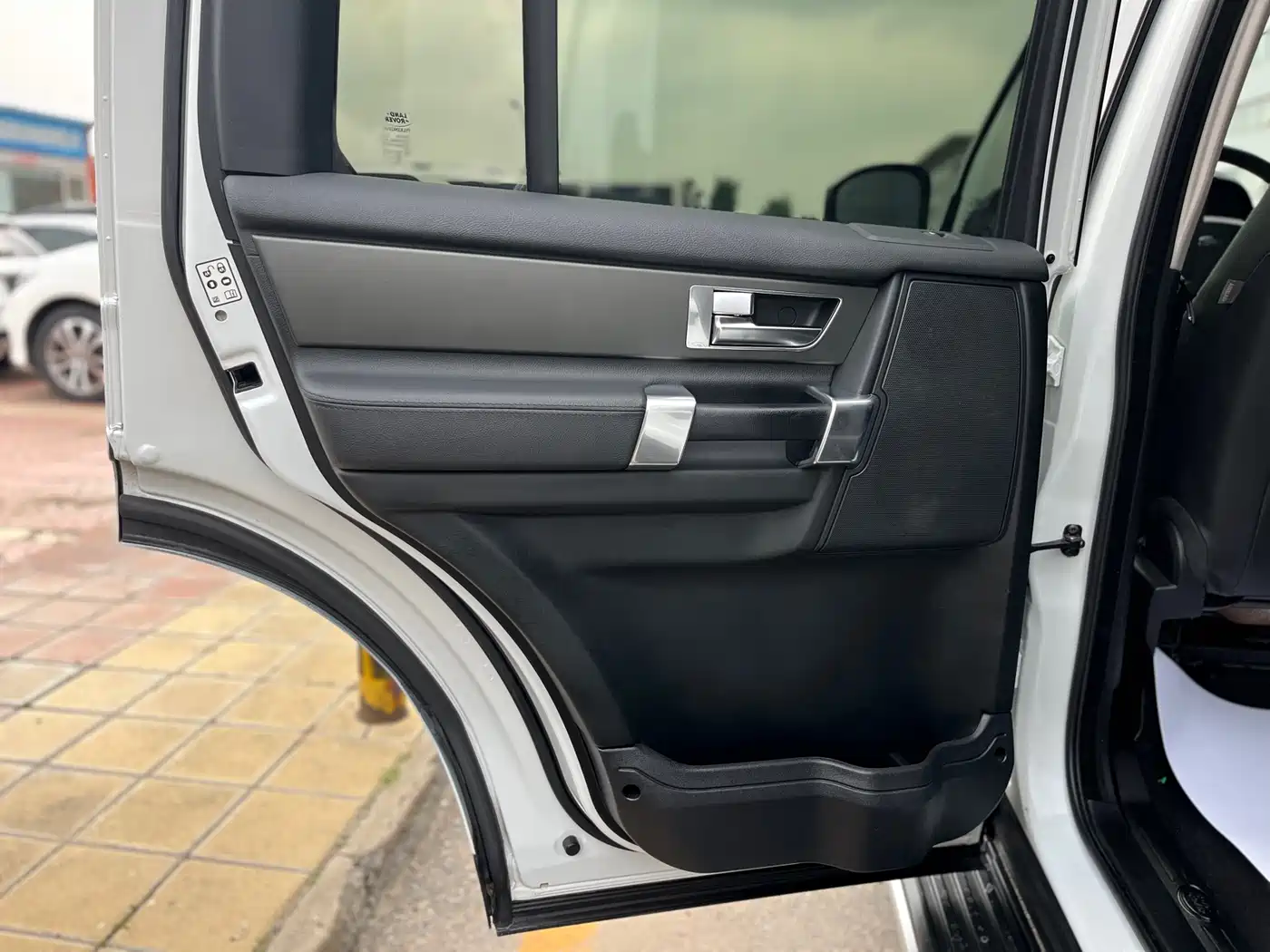 Land Rover Discovery 2016 3.0 SC V6 SE фото 16
