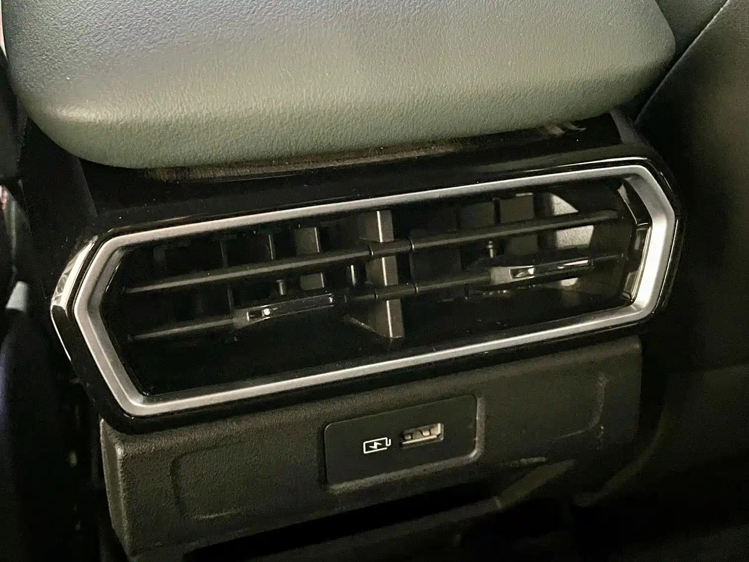 Фото 16 - Geely Atlas