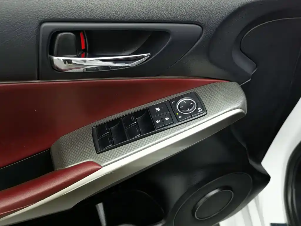 Фото 9 - Lexus IS